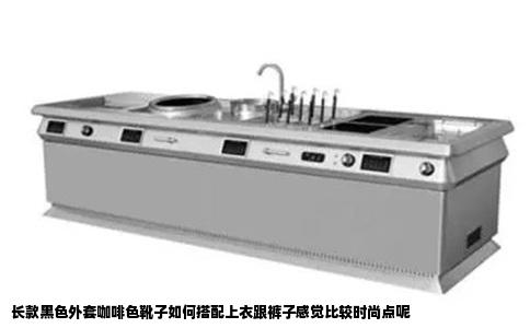 长款黑色外套咖啡色靴子如何搭配上衣跟裤子感觉比较时尚点呢